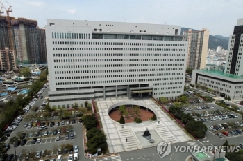 '고소장 위조' 전직 검사 사유 없이 첫 재판 불출석