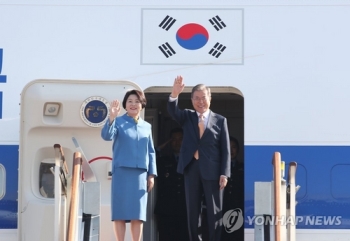 문 대통령, 싱가포르 향발…아세안·APEC 순방 돌입