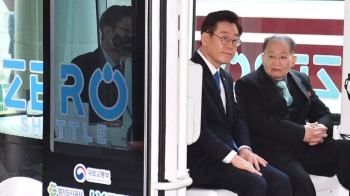 자율주행버스 탄 북한 대표단…“시험동물 됐다“ 농담