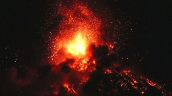 [해외 이모저모] 과테말라 푸에고 화산 분화…4900m 화산재 기둥 