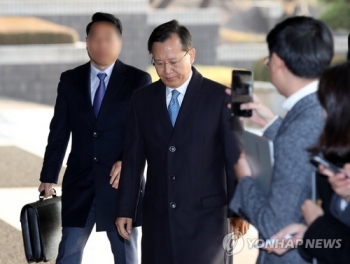 박병대 전 대법관 이틀째 검찰 출석…직권남용 혐의 부인