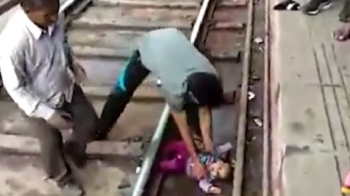 [해외 이모저모] 승강장에 빠진 1살 아이…열차 지나고 '극적 구조'