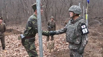 65년 만에 DMZ 도로 연결…남북 군인들 '악수'