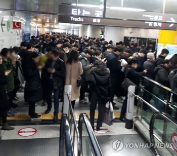 강남행 신분당선 고장으로 한때 운행중단…출근길 대혼잡