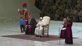 교황에 '가르침'을 주다…단상서 뛰어논 6세 꼬마