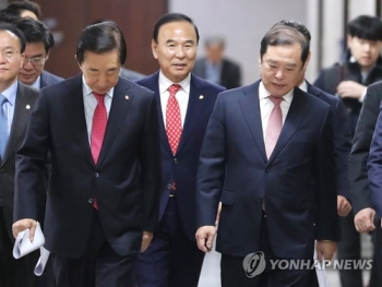 한국, 문 대통령 조국 신임 확인에 “박근혜 정권과 다를 게 없다“