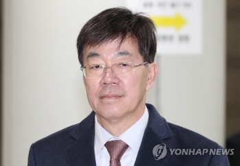 '돈 봉투 만찬 무죄' 이영렬, 면직 취소소송 승소…“징계 위법“