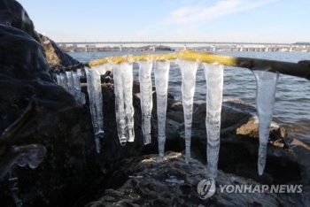 한낮에도 영하권, 황금주말 집에서 '방콕'…내일부터 풀려