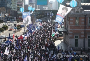 여야, '박근혜 탄핵 2돌' 논평 온도차…한국당은 침묵