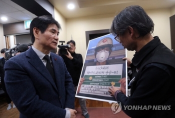 태안화력 근로자 빈소 찾은 청와대 시민사회수석…대책위 거센 항의