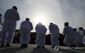 파인텍 굴뚝 농성 402일째…송경동 시인 등 연대 단식농성