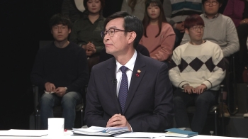 [신년토론] 김상조 “경제 상황 엄중하지만…위기 과장·정책 회귀 시도 안 돼“