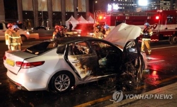 광화문광장 인근 도로서 택시 화재…“분신 시도 추정“