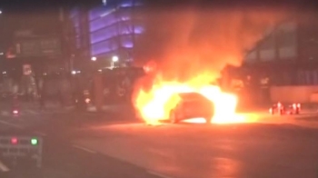 서울 광화문서 65세 택시기사 분신 시도…차량 불타