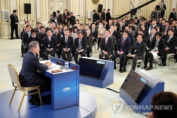 대통령 신년회견…질문자 직접 고르니 눈에 띄려 한복 차림까지