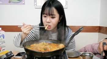 '랜선라이프' 크리에이터 나름 TV의 '신당동 떡볶이 맛집' 공개