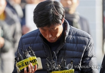 '가이드 폭행' 박종철 예천군의원 경찰 출석…“군민께 죄송“