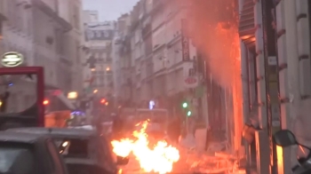 파리 중심가 빵집 폭발 사고로 건물 초토화…3명 사망