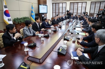 기초단체 '복지비부담 과중' 호소에…문대통령 “개선논의“ 지시