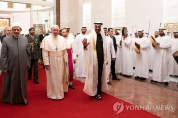 교황, 사상 첫 아라비아반도 방문…대규모 미사로 종교화해 도모