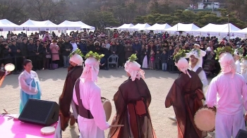 포근한 날씨에 나들이객 '북적'…가족들끼리 고궁의 밤 '만끽'