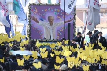 일본, '일왕사죄' 문희상 발언 사죄 공식 요구…아베 “극히 유감“