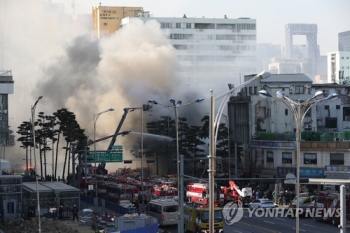 서울 을지로4가 철물점에서 화재…인근 연기로 도로 통제