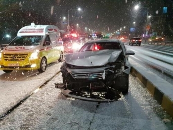 눈길에 차량 미끄러지고 전복…출근길 수도권 교통사고 속출