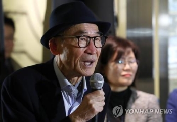 법원 “최영미 시인 '고은 성추행' 폭로는 진실…배상책임 없어“