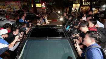 3천명 '취재 전쟁'…남북 기자들, 창문 사이로 서로 촬영도