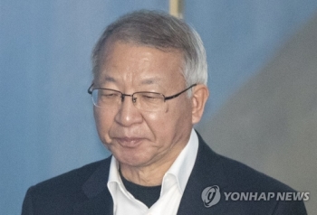 양승태측 “구속사유 있나“…검찰 “MB·박근혜도 구속재판“