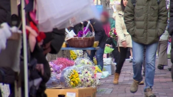 [밀착카메라] 쇠사슬까지 동원…졸업식 꽃다발 판매 '자리 전쟁'