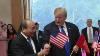 [현장영상] 트럼프, 환영 인파에…베트남 국기 흔들며 “땡큐“