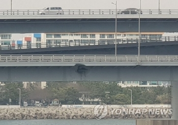 항로 이탈한 6천t급 러 화물선, 부산 광안대교 '쾅'