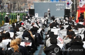 “약물 성범죄 강력 처벌하라“ 회색옷 여성 700여명 혜화역서 시위