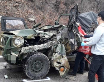 철원서 화물차·군용지프 충돌…군인 2명 사망·4명 중경상