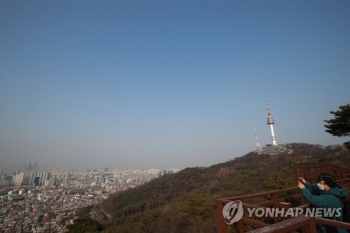 “얼마만에 푸른 하늘인지“…미세먼지 '보통'에 '마스크' 탈출