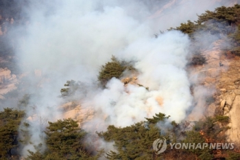 서울 은평구 모델하우스 화재…북한산으로 옮겨붙어