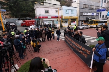 보수 단체 '전두환 물러가라' 외친 초등학교 앞서 항의