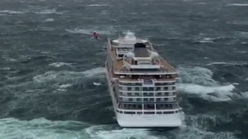 노르웨이 해안서 1300명 탄 크루즈선 고장…헬기 구조