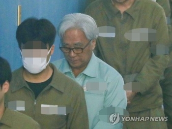 '극단원 추행' 이윤택 2심 징역8년 구형…이윤택 “제 불찰“