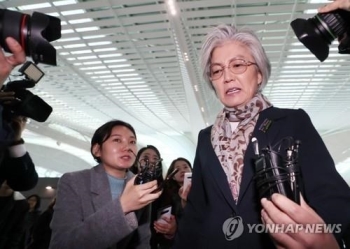 강경화, 폼페이오와 회담차 출국…“상황인식·공조방안 논의“