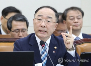 홍남기 “포항지진 지원, 추경 반영할 수 있는 사안“ 검토 시사