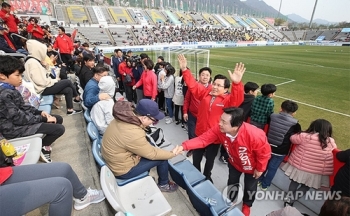 경남FC, '황교안 축구장 유세' 논란에 “도의적·법적 책임져야“