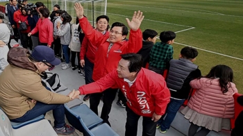 경남FC 측 “황교안 일행, 규정 알렸지만 막무가내 유세“