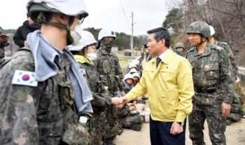 [강원산불] 정경두, 산불진화 현장방문…군, 장병 700여명 투입