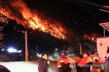 “오로지 삽과 쇠갈퀴뿐“…'산불과 사투' 특수진화대 확충 절실