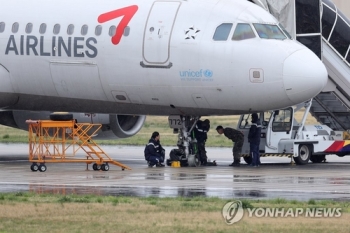 '항공기 바퀴 파손'에 29편 결항한 광주공항…승객들 '혼란'