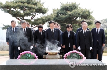 민주, 임시정부 요인 묘역 참배…“새로운 100년 시작“