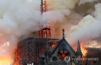 화염 1시간만에 지붕 무너져…파리 노트르담 대성당 대화재